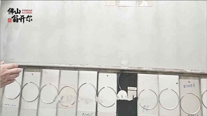 undefined 3.打开机器正面的舱盖门