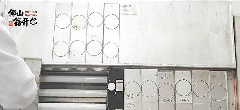 取下QUV老化箱中所有样品支架,放在一边