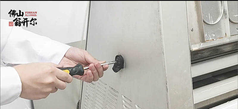 5.打开机器左边舱盖门和右侧舱盖门