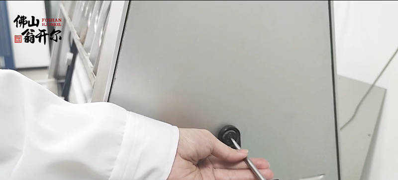 undefined 关闭机器左边舱盖门和右侧舱盖门