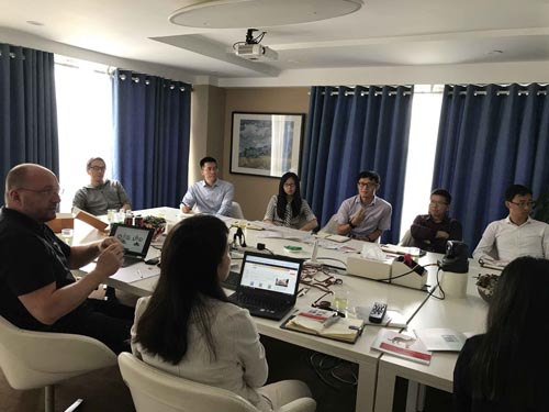 积极交流的会议现场