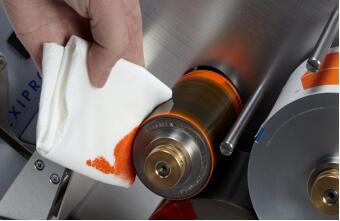 清洁网纹辊在旋转