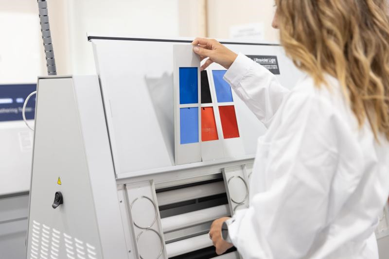 如何更换紫外线老化试验箱的灯管