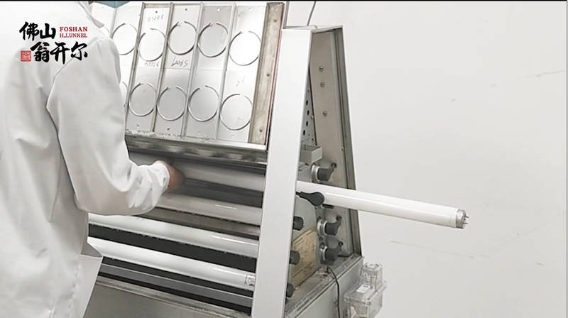 握住灯管,然后小心地将其滑到一端,直到将其从灯泡垫圈中拉出