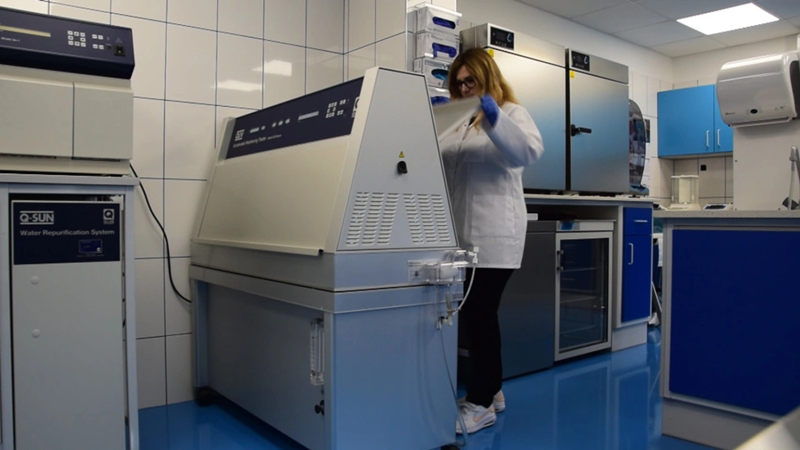 在QUV紫外老化试验箱中运行测试ASTM G154